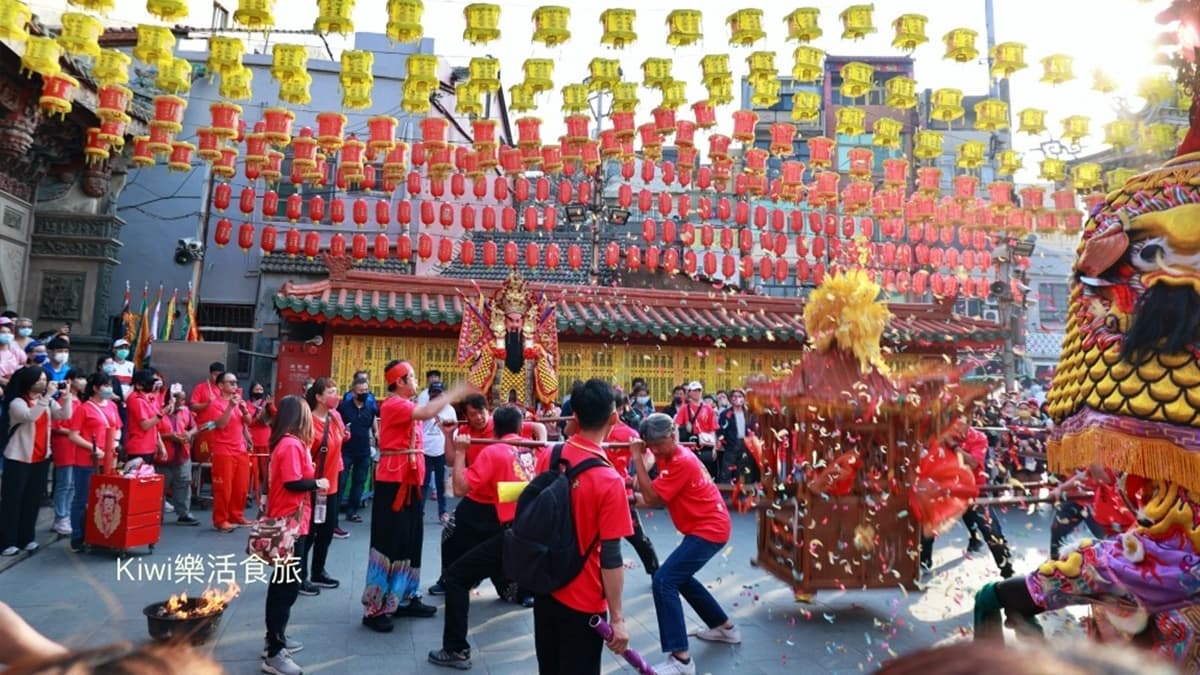 財神爺在等你!中台灣求財拜拜開運地圖:紫南宮領錢母、市場吃飽飽發大財 廟宇外面還有許多陣頭表演,來這裡絕對不會讓你無聊。(圖片來源:Kiwi 樂活食旅)