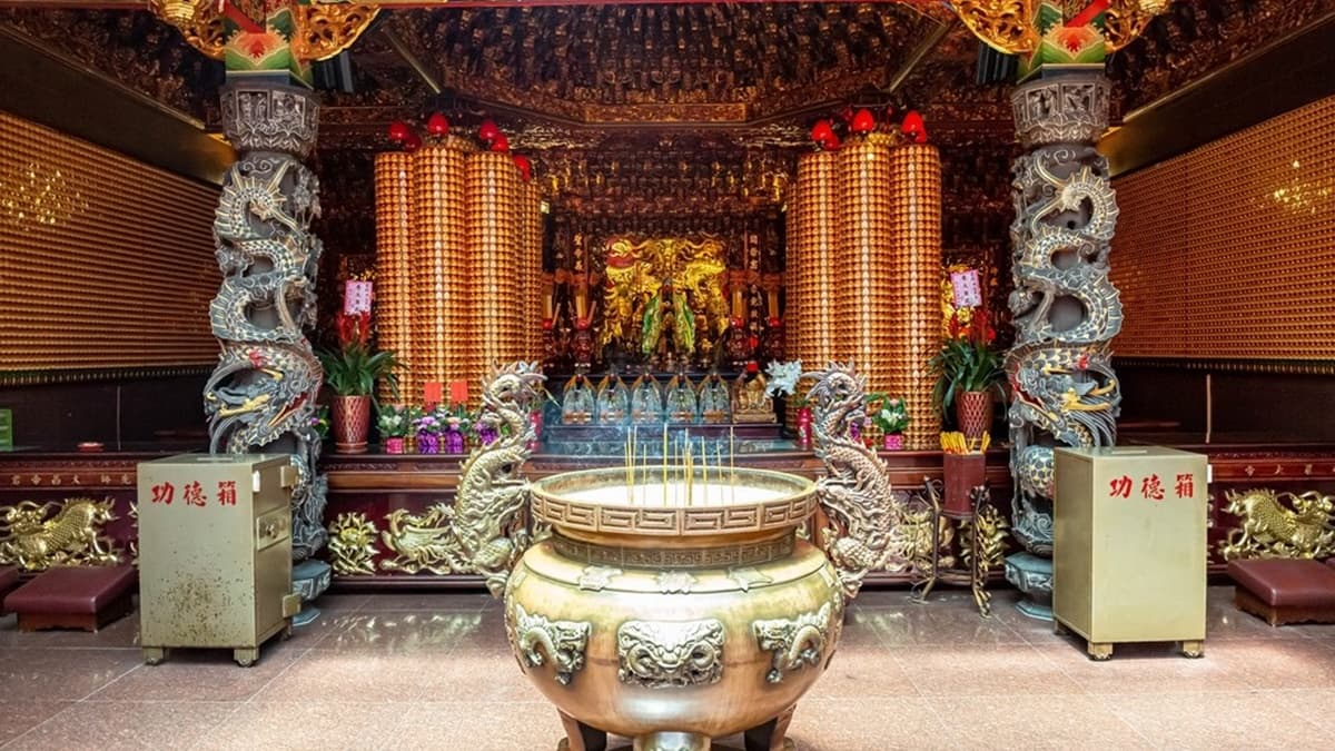 ２樓關聖殿主要供奉關聖帝君，左邊供奉神農大帝、右邊供奉文昌帝君。（圖片來源：愛伯特吃喝玩樂全記錄）