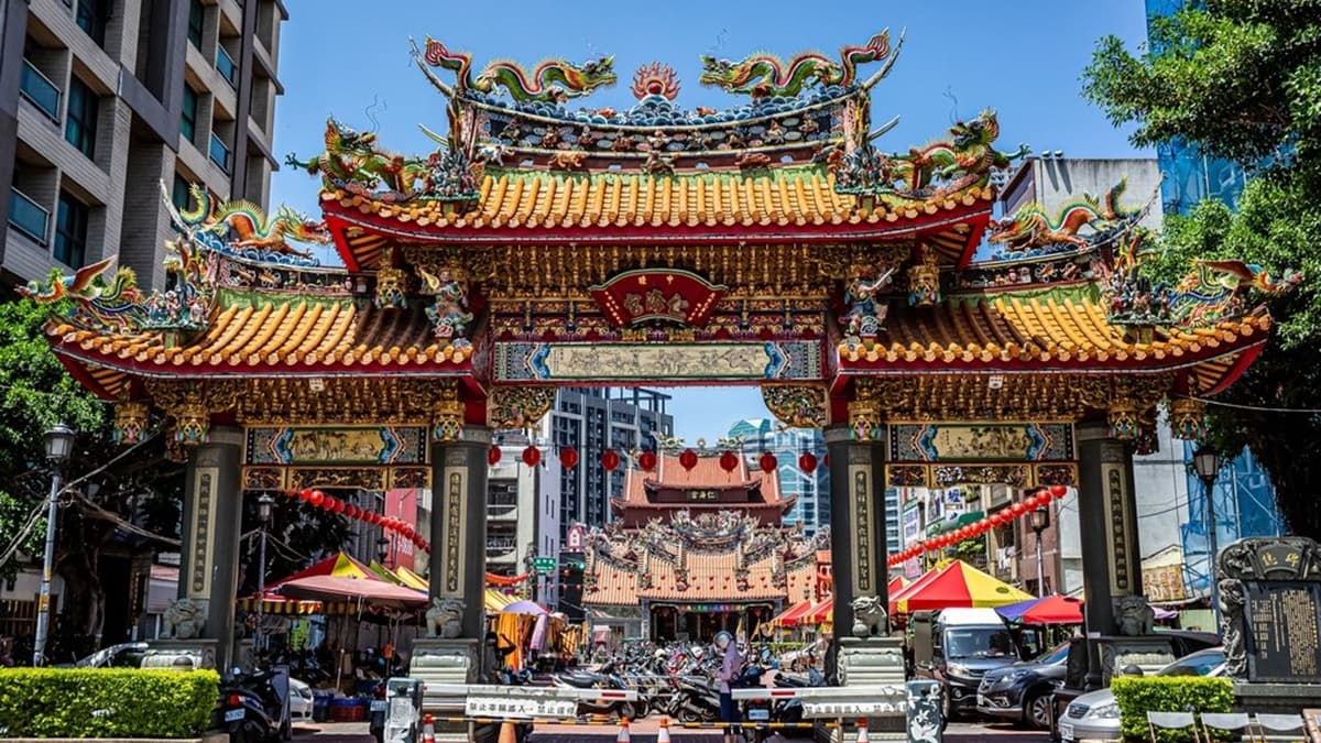 山門獨立於廟殿正前方，擁有四柱三門的外型和絢爛奪目的重簷。（圖片來源：愛伯特吃喝玩樂全記錄）