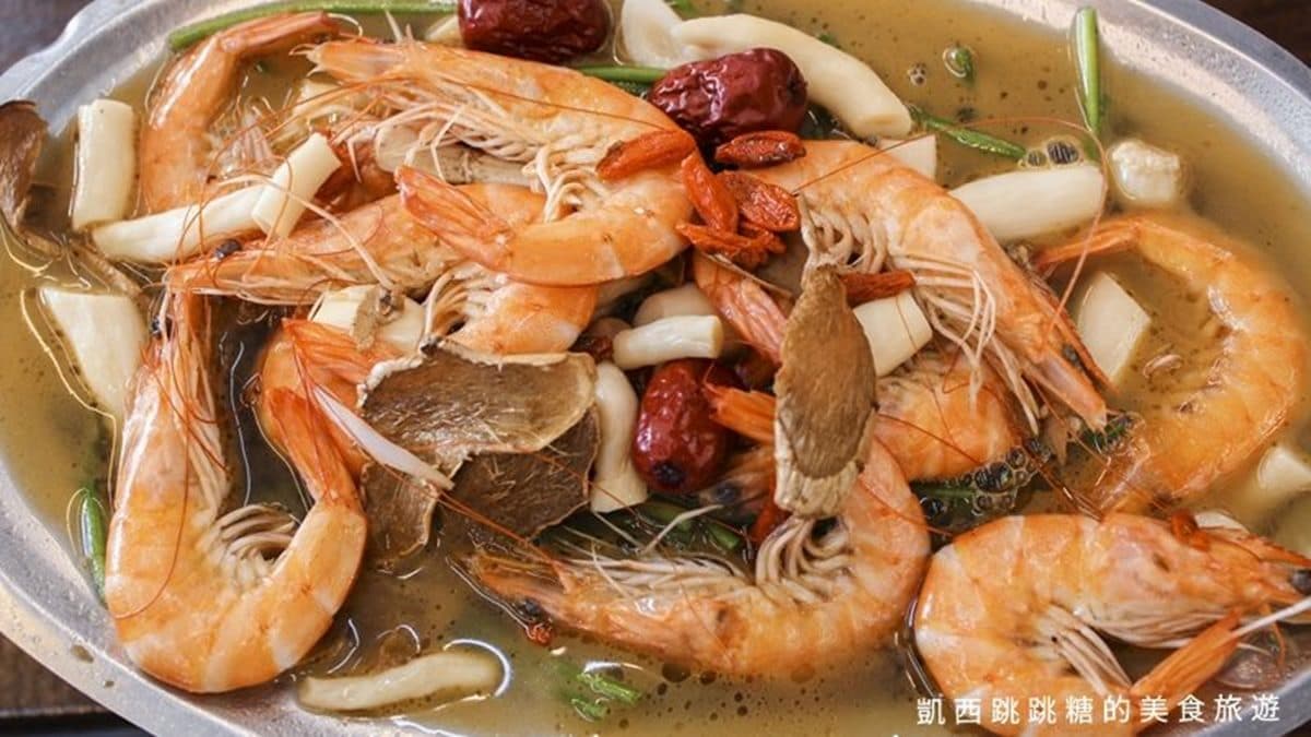 「麻油鮮蝦」調味適中，除了鮮蝦外，還有水蓮、白禧菇等豐盛配料。（圖片來源：凱西跳跳糖の美食旅遊）