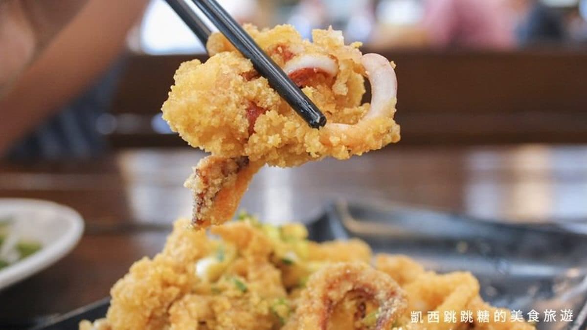 「金沙中卷」切片後裹上麵粉及鹹蛋黃酥炸拌炒，香酥軟Q超下飯！（圖片來源：凱西跳跳糖の美食旅遊）