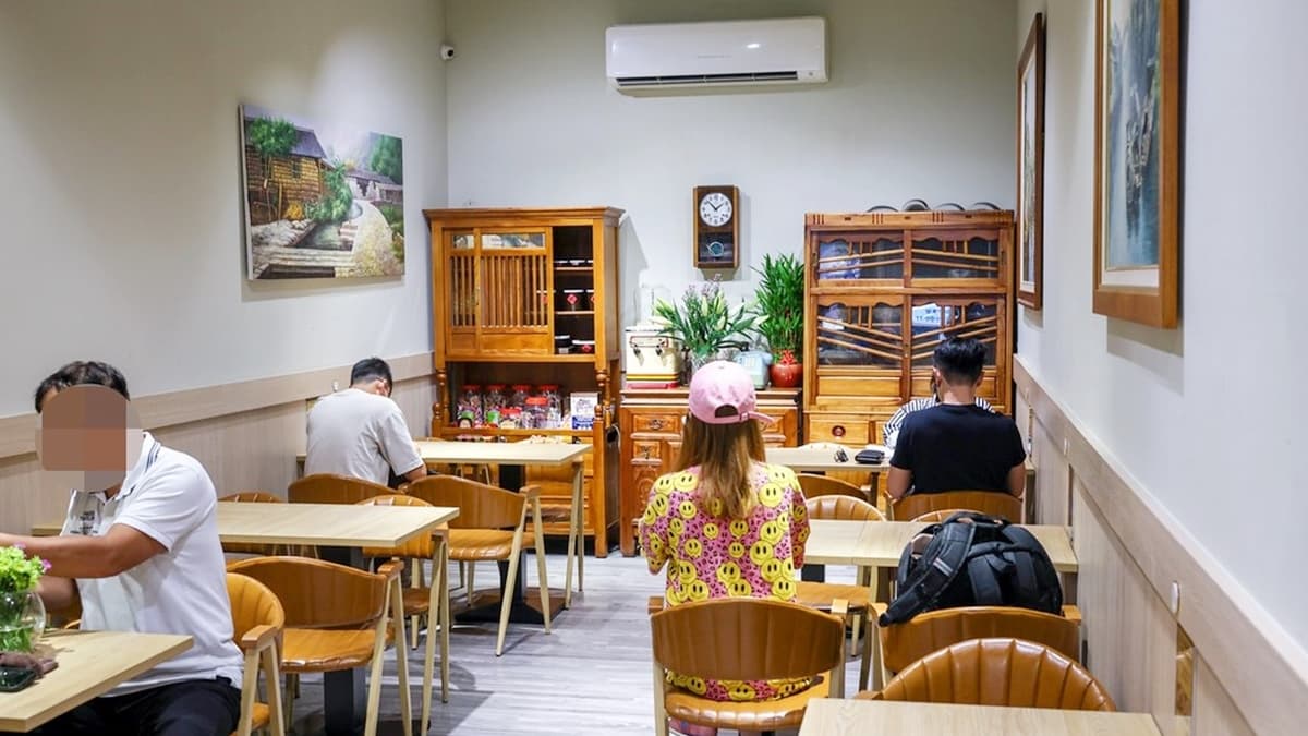 店內座位寬敞舒服，還有提供冷氣，復古風的裝潢就像回到阿嬤家。（圖片來源：陳小可的吃喝玩樂）