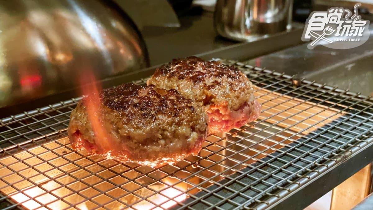 肉排在鐵板上滋滋作響，以高達300度高溫鎖住肉汁，再以備長炭等燃燒加熱。