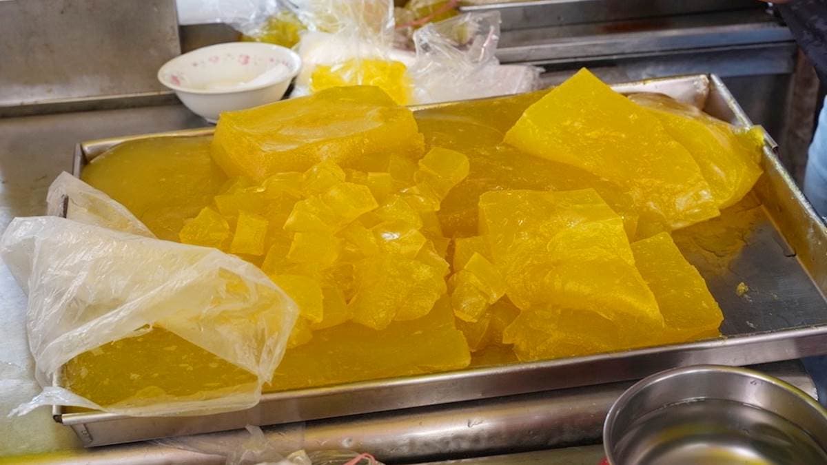 一大盤新鮮現做的粉粿，金黃透亮的，看起來很療癒。（圖片來源：算命的說我很愛吃）