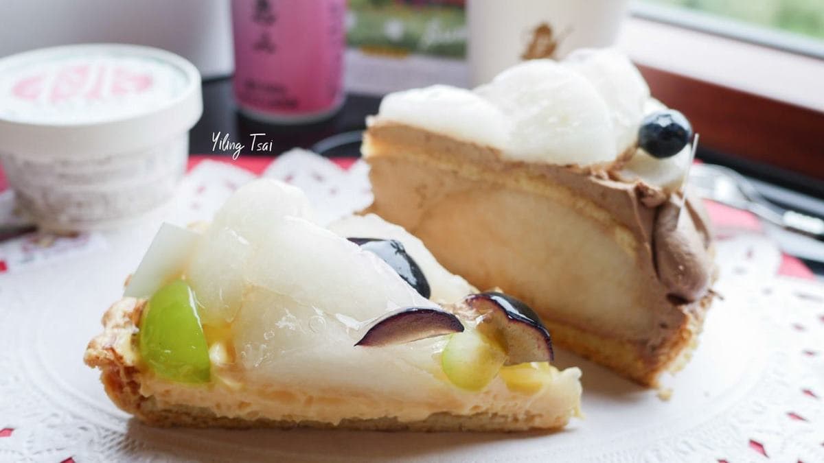 甜點套餐共有２份水果蛋糕，水果會依據季節有所調整。（圖片來源：蔡小妞依玲）