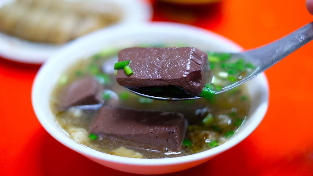 豬血吃起來軟硬適中，也很有彈性。（圖片來源：JJ.Hsu）
