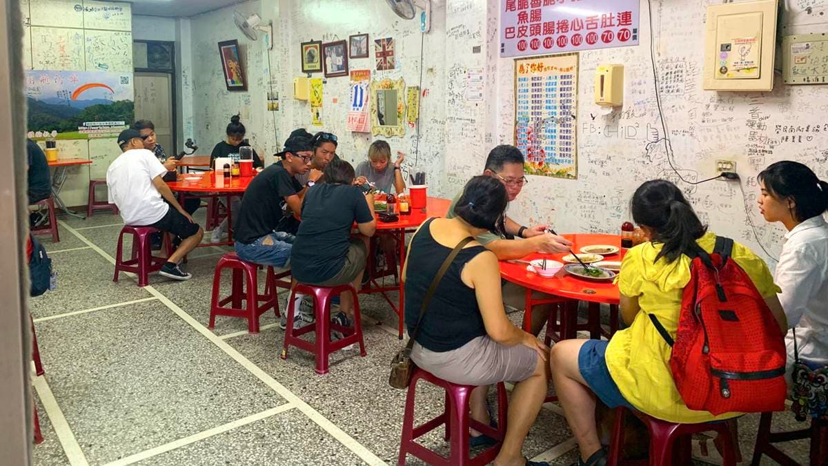 牆壁上可以看到許多名人及遊客留下的簽名，由此可見其熱門程度。（圖片來源：JJ.Hsu）