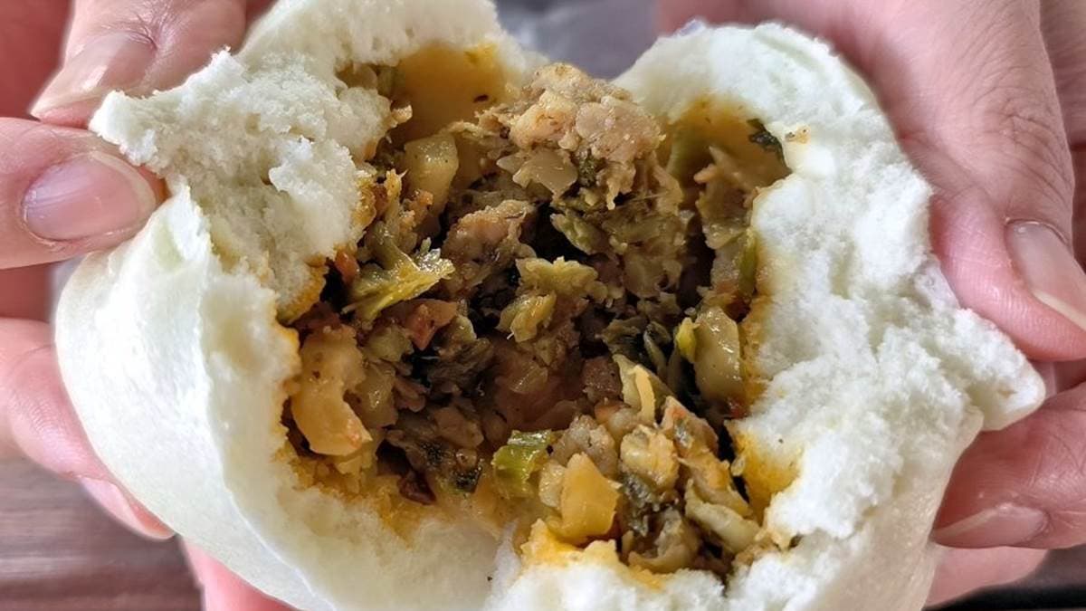 酸菜包裡面還帶點肉末，吃起來酸香微辣，既開胃又不膩口。（圖片來源：大口老師的走跳學堂!）