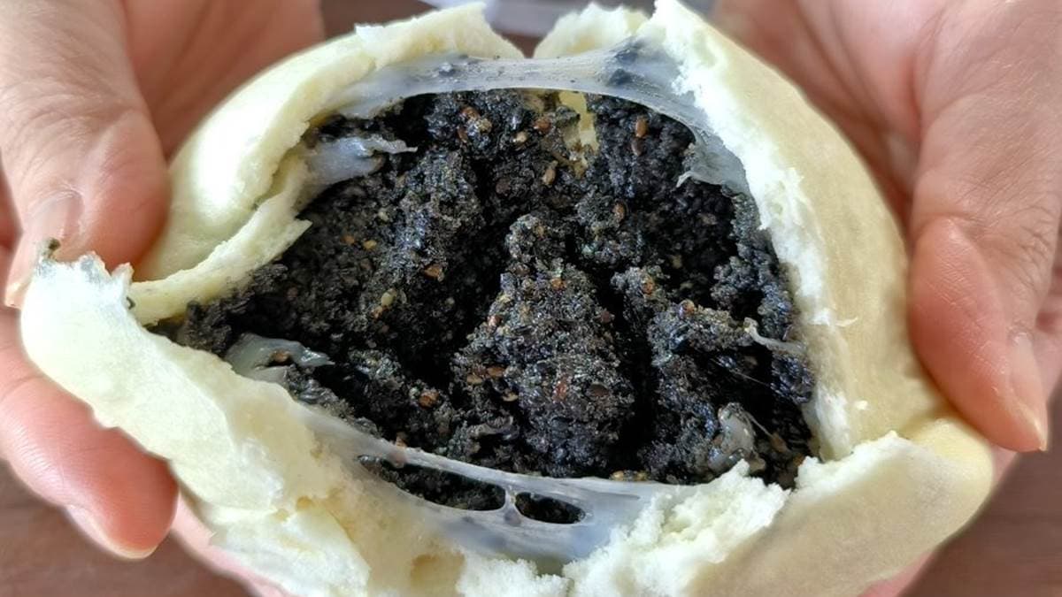 「麻糬芝麻包」白色微牽絲的部分是麻糬，剝開的時候聞得到芝麻的香氣。（圖片來源：大口老師的走跳學堂!）