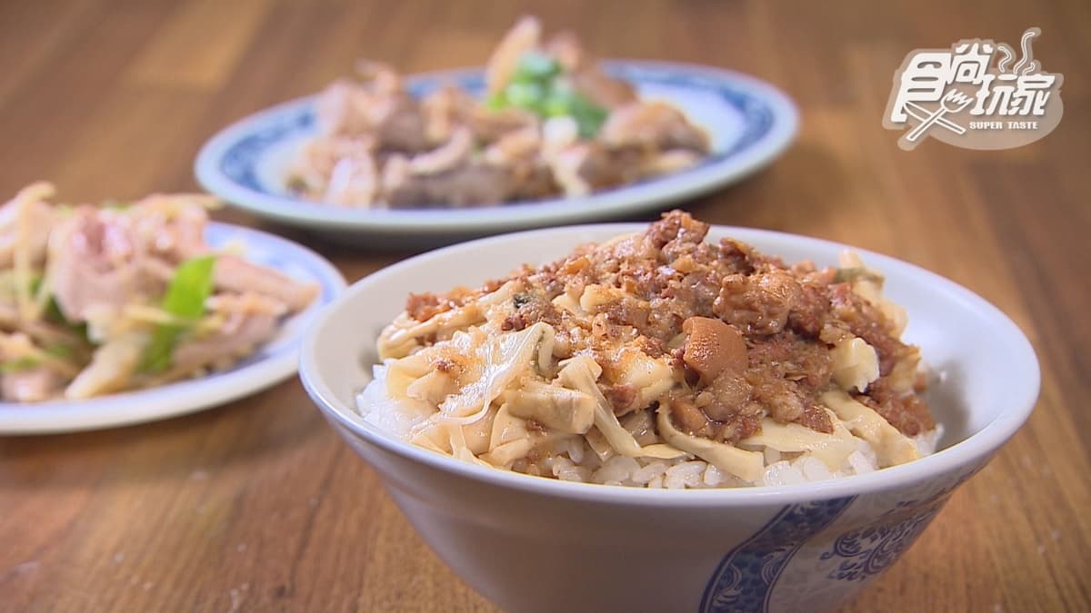 滷肉飯配上微微酸甜、帶有滷汁香氣的筍乾，整體口感大加分！
