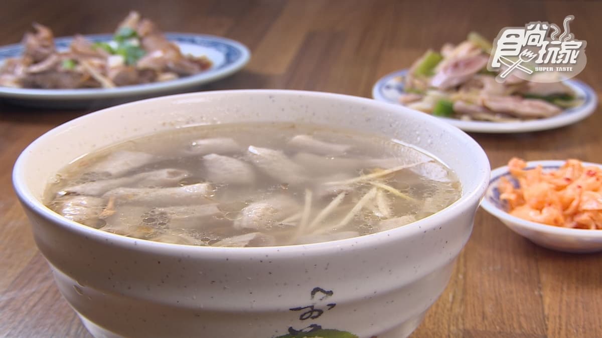 「豬腸冬粉」湯頭帶有酒香，喝起來卻意外清爽。