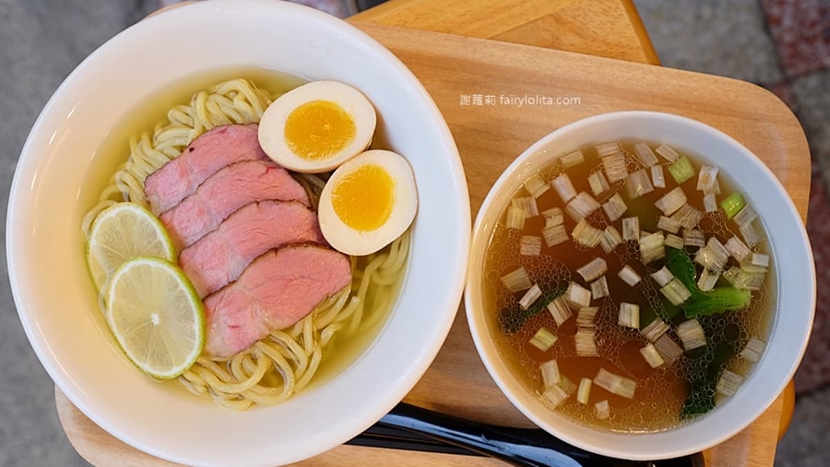 「昆布水叉燒沾麵」冰冰涼涼的麵條很適合夏天，吃起來特別清涼。（圖片來源：蹦啾謝蘿莉）