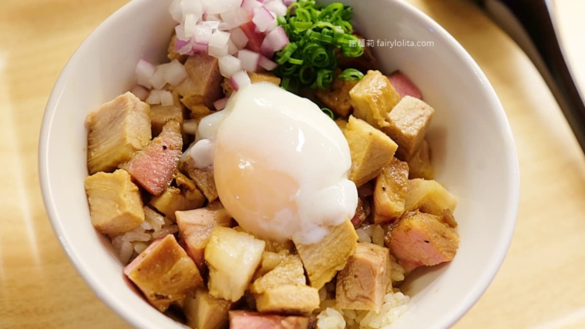 「叉燒飯」上面放了１顆半熟蛋，賣相實在是有夠犯規！（圖片來源：蹦啾謝蘿莉）