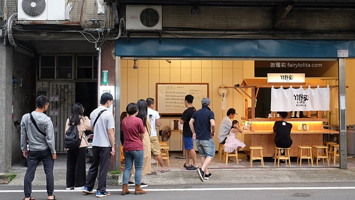 「竹野家拉麵」外觀看起來很像日本流行的屋台拉麵。（圖片來源：蹦啾謝蘿莉）