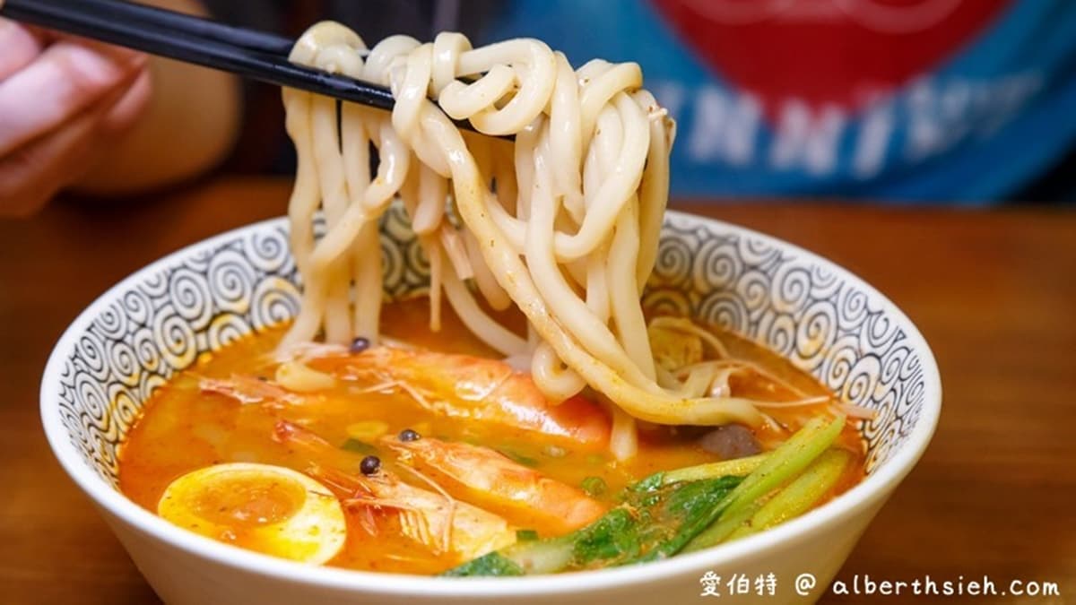 「甜甘白蝦川香麻辣麵」特製的烏龍麵條Q彈有嚼勁，很好吃。（圖片來源：愛伯特吃喝玩樂全記錄）