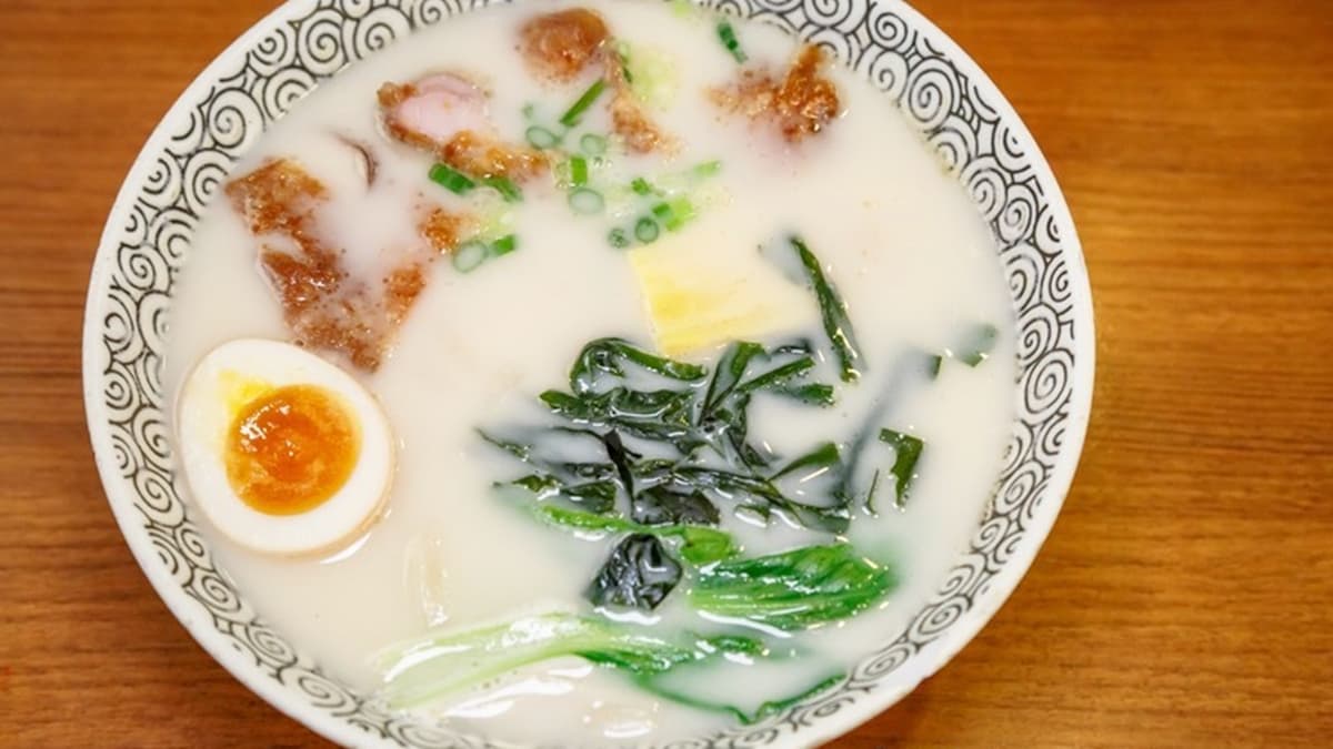 「嫩煎雞肉山藥牛奶麵」乳白色的湯頭牛奶味很濃郁，口感甘甜滑順。（圖片來源：愛伯特吃喝玩樂全記錄）