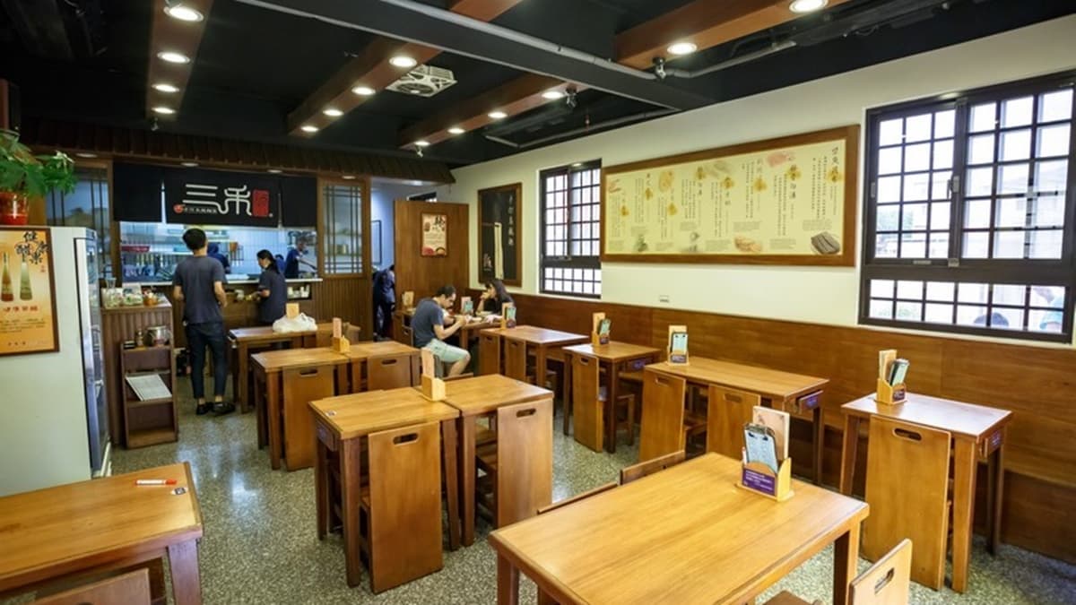 店內採用木頭桌椅，整體用餐環境乾淨整潔，相當舒適。（圖片來源：愛伯特吃喝玩樂全記錄）