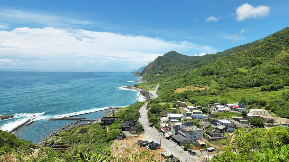 沿途可以俯瞰磯崎海灣，享受蔚藍海洋美景。（圖片來源：Sweet Tina 樂在生活分享）