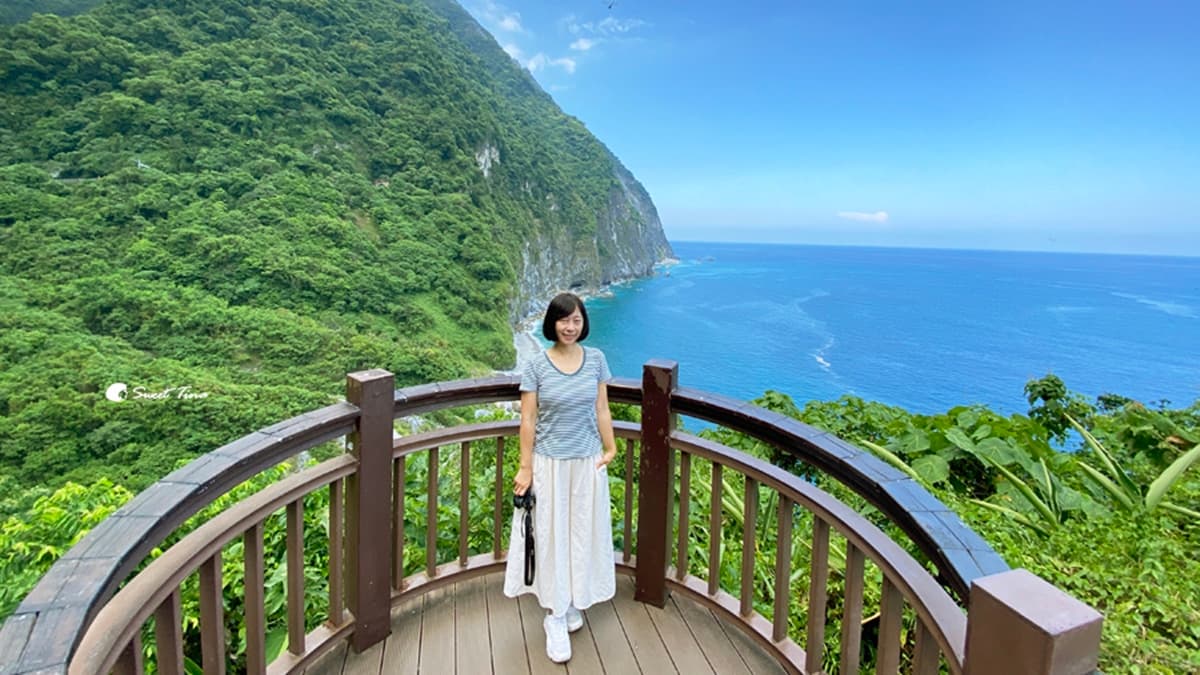 除了可以欣賞整片蔚藍大海，後方的壯麗山景也很美。（圖片來源：Sweet Tina 樂在生活分享）