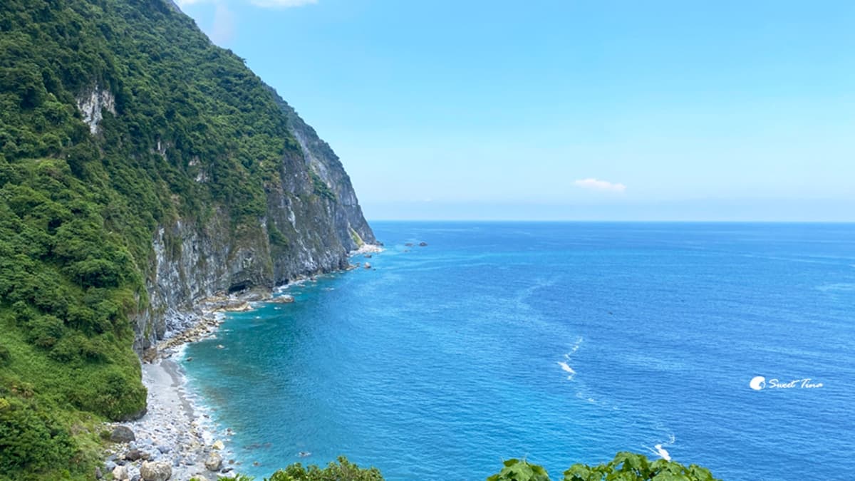 在這裡可以清楚看見清水斷崖的斷層和海蝕洞。（圖片來源：Sweet Tina 樂在生活分享）
