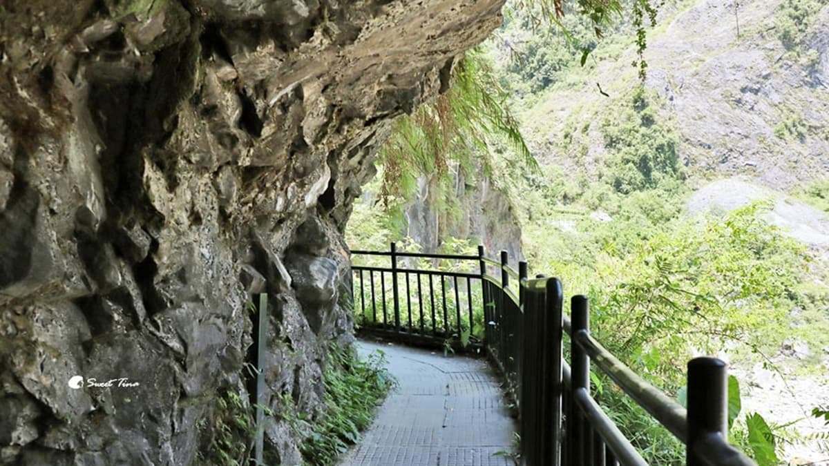 步道沿著洞穴和石璧而行，可以感受到大自然的鬼斧神工。（圖片來源：Sweet Tina 樂在生活分享）