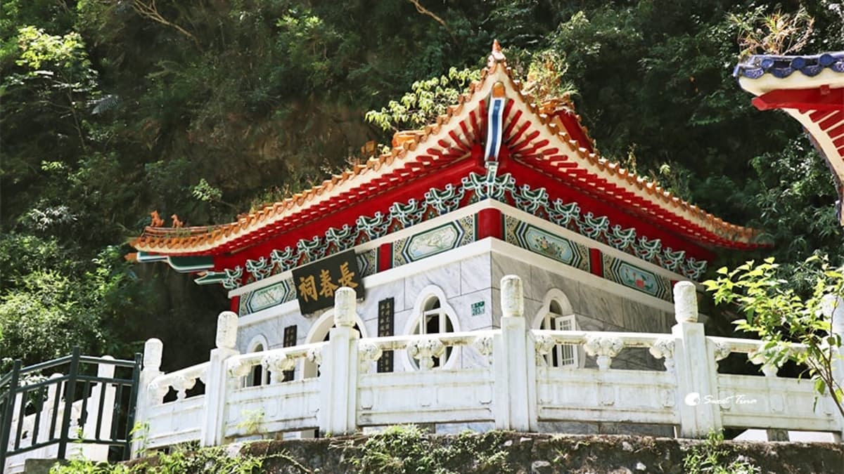 山谷間的長春祠顯得特別莊嚴，可以坐在這賞景休息。（圖片來源：Sweet Tina 樂在生活分享）