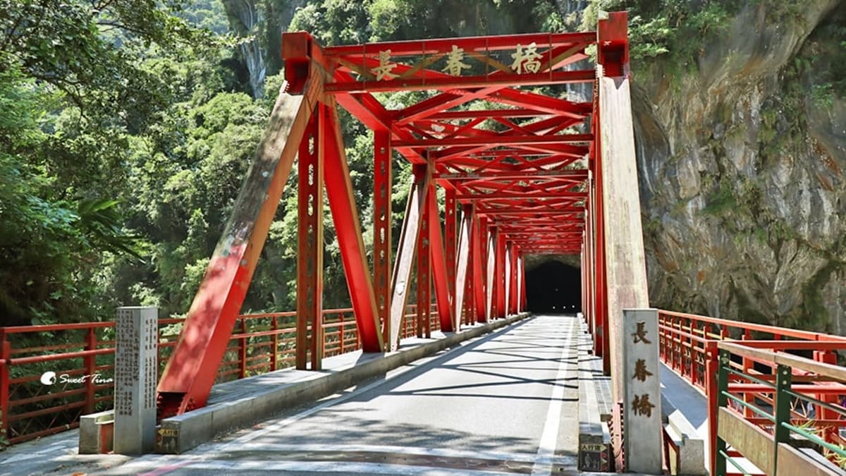 長春橋橫跨了２座山，站在上頭可以將立霧溪谷盡收眼底。（圖片來源：Sweet Tina 樂在生活分享）