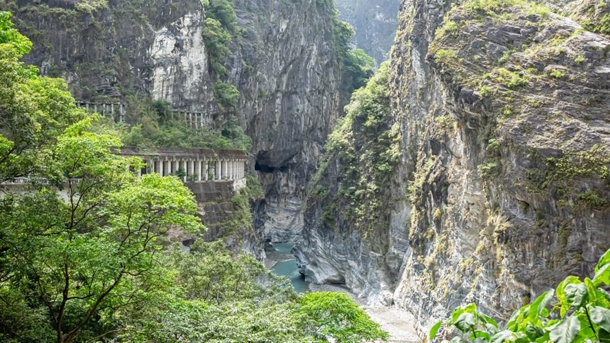 這裡是太魯閣必遊景點之一，有著峭壁、壺穴、峽谷美景。（圖片來源：愛伯特吃喝玩樂全記錄）