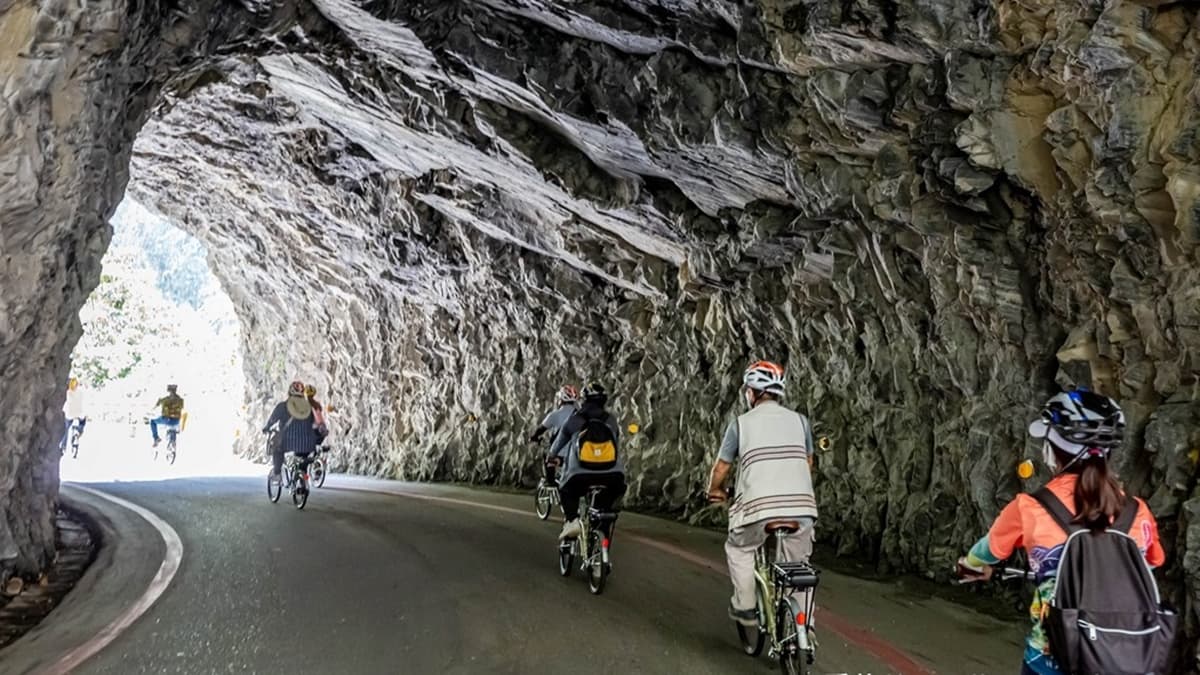 燕子口步道與車道分開，大家可以在這裡騎著單車、欣賞美景。（圖片來源：愛伯特吃喝玩樂全記錄）