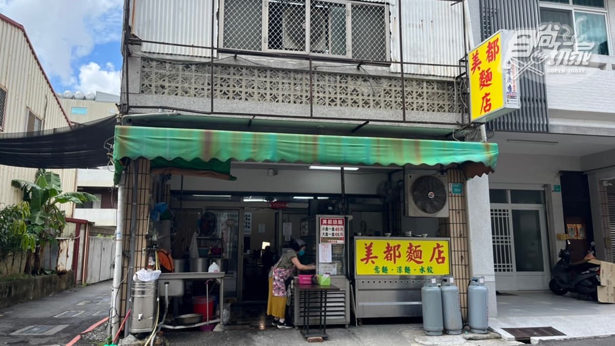 「美都涼麵」位於台南五妃街上，附近有不少知名小吃。
