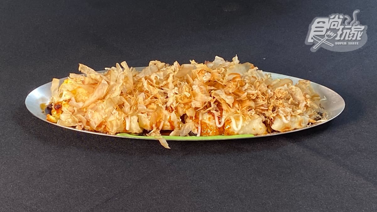 「大阪燒蛋餅」外酥內Ｑ，醬汁不會太甜膩，灑上柴魚片香氣十足。