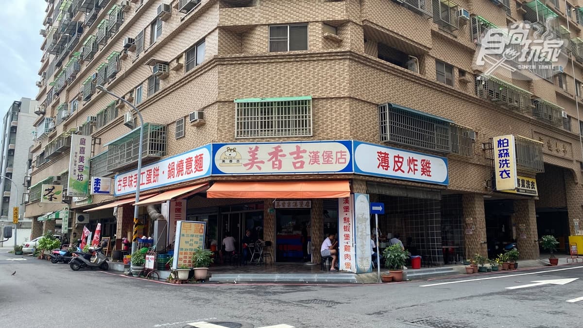 「美香吉早餐店」是位在台南安平區國平路上的傳統早餐店。
