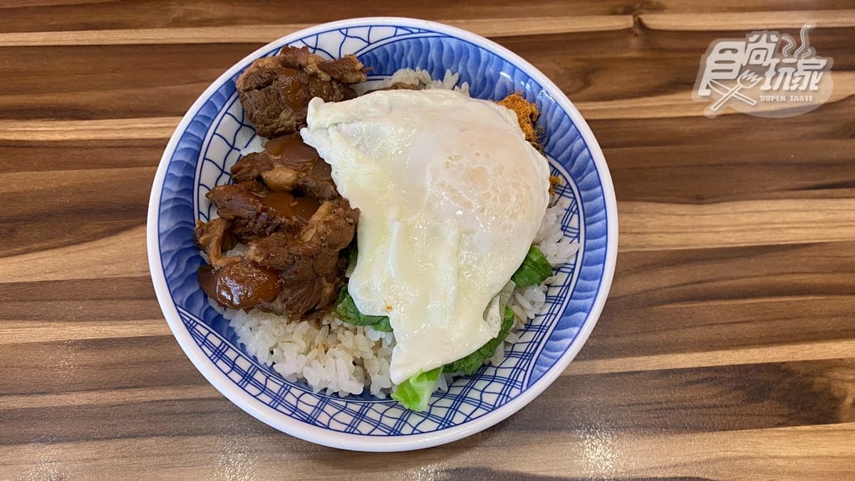 「豬油拌飯」香Ｑ的米飯加上自製肉燥，混著豬油與蛋液簡直是人間美味。