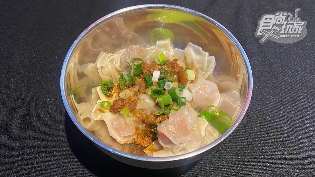 小菜推薦「乾餛飩」，外皮很薄，內餡多汁。