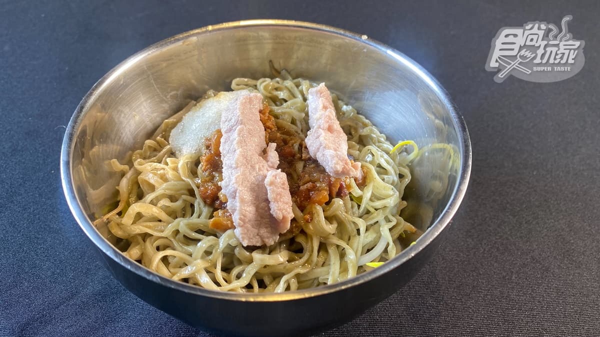 「牛蒡乾麵」麵條添加牛蒡汁製作，尾韻吃得到牛蒡的香氣。