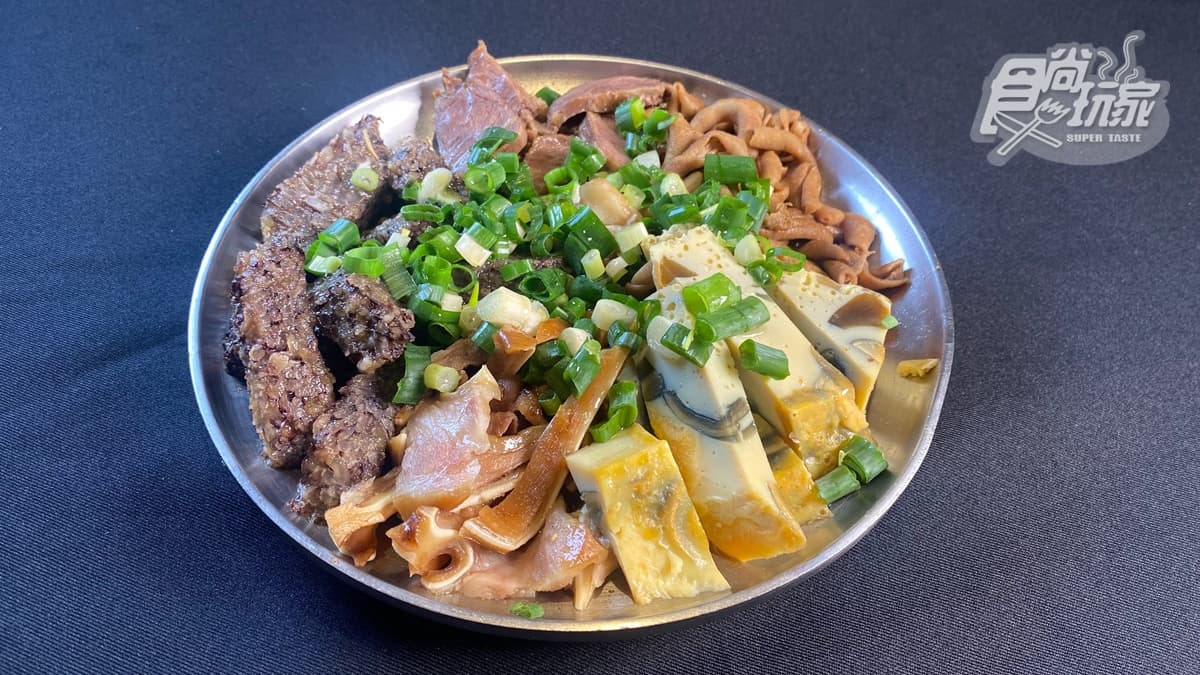 店內滷味種類很多，顧客可以自由選擇喜歡的。