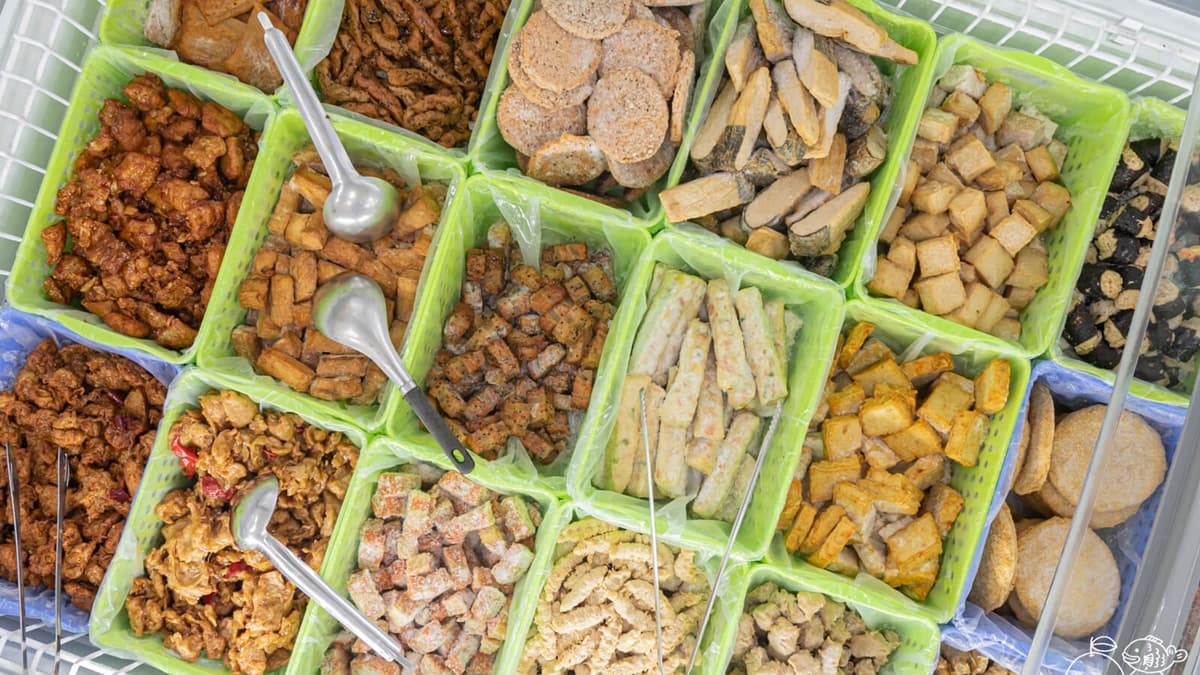 火鍋料選擇不少，有猴頭菇雞排、炭烤烏魚子、雞米花和各式丸子等。（圖片來源：柚香魚子醬的蹦蹦跳跳）
