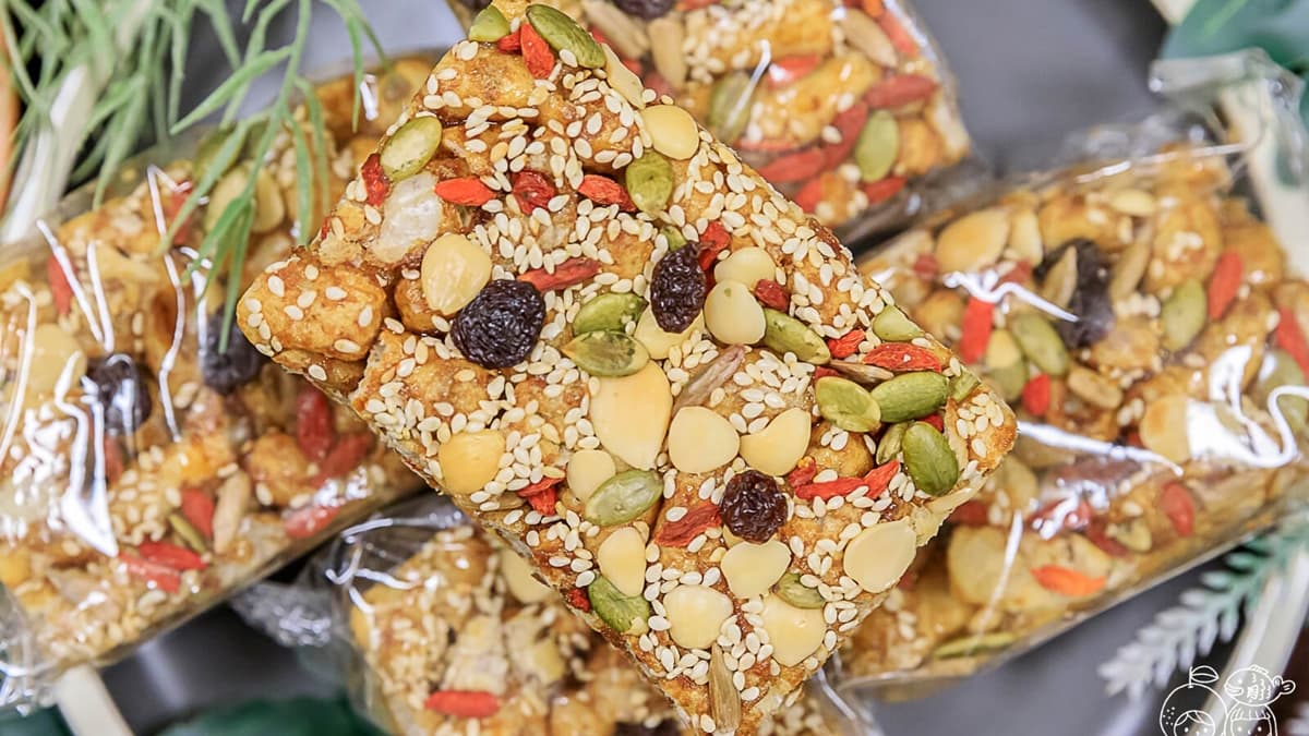不少老饕必買的「養生堅果沙其馬」，是店裡的招牌品項。（圖片來源：柚香魚子醬的蹦蹦跳跳）