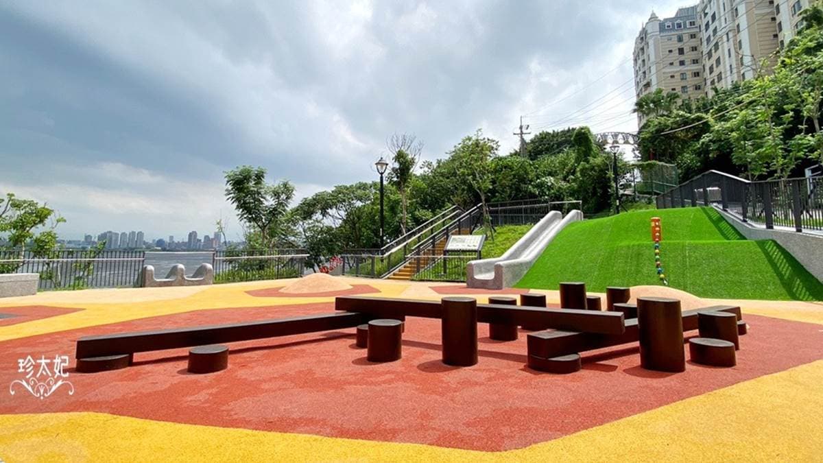 「獅子頭兒童遊戲場」還有平衡木可以玩。（圖片來源：珍太妃旅遊親子生活）