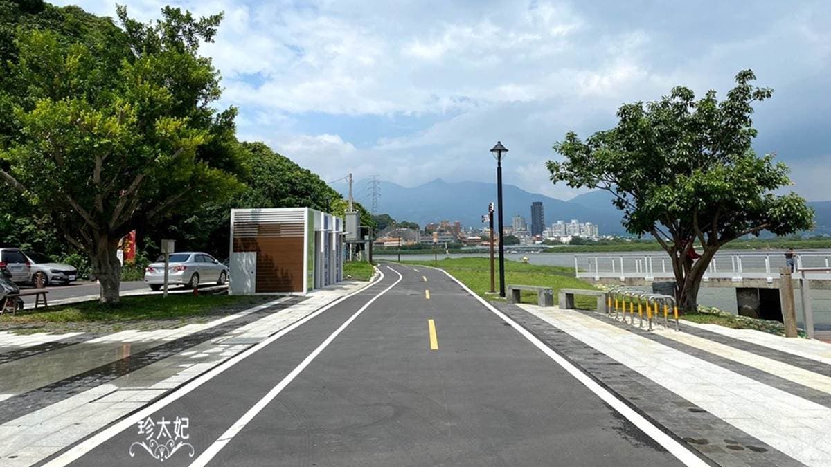 廣場也有全新打造的自行車道，天氣涼爽時也可以從淡水或八里騎過來。（圖片來源：珍太妃旅遊親子生活）