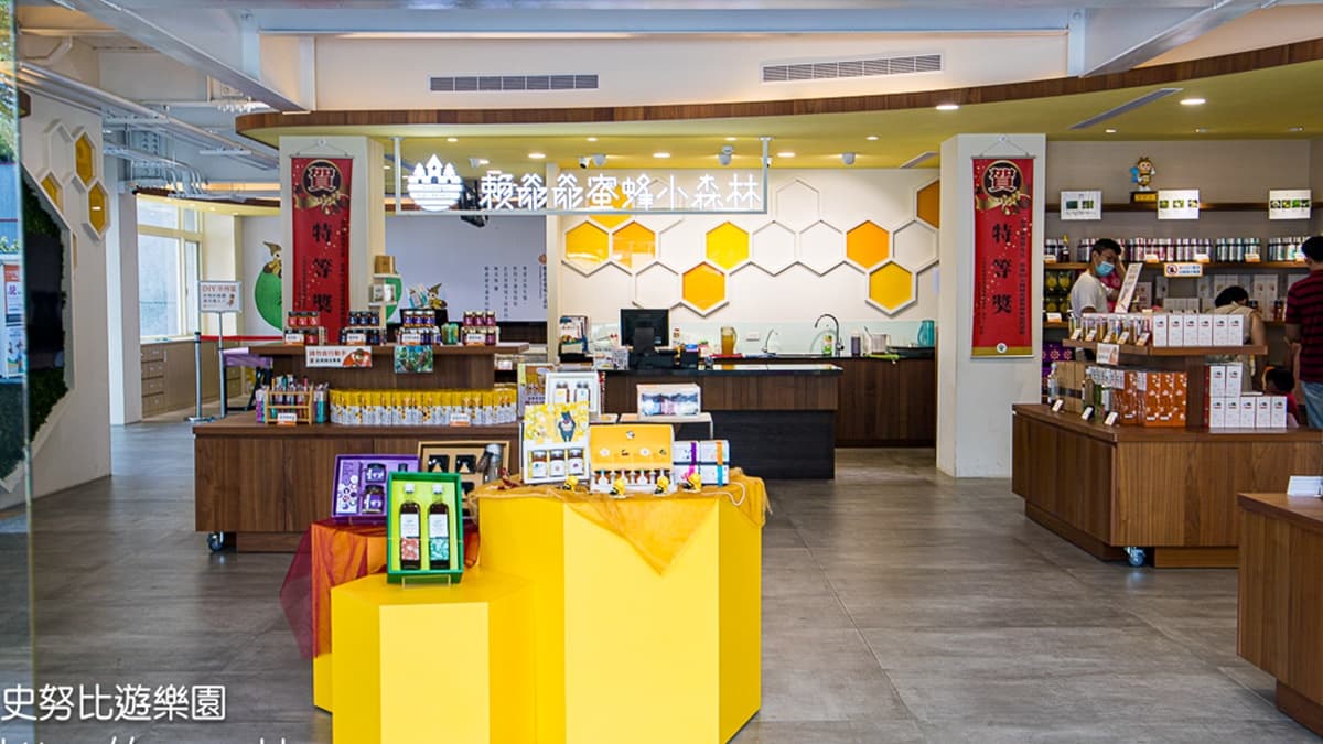 商品展售區內販售多種蜂蜜相關產品，有興趣的商品都能請館方提供試吃。（圖片來源：史努比遊樂園）