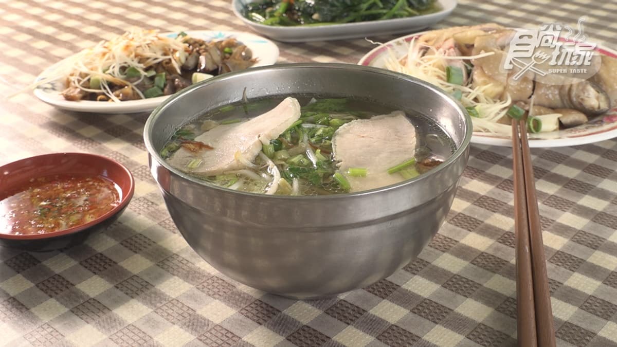 「陽春麵」的湯頭相當甘甜，上面還有很厚的白切肉，簡單美味。