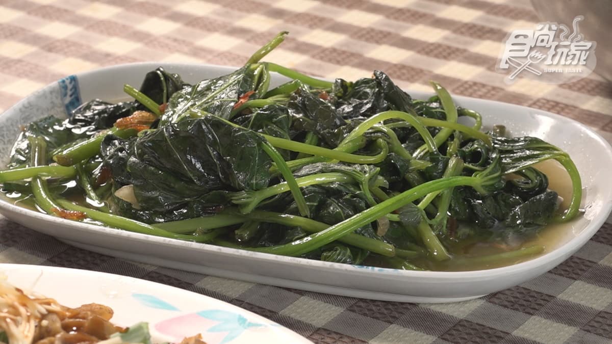 這裡也有各式小菜可選擇，燙青菜的調味很剛好。