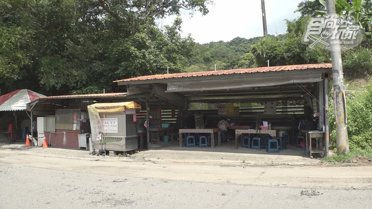 「湳仔溝客家麵」位在桃園承恩路上，是在地經營超過30年的古早味麵店。