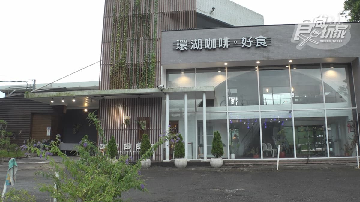 「環湖咖啡好食」位在石門水庫旁，可以邊享受美食邊欣賞美景。