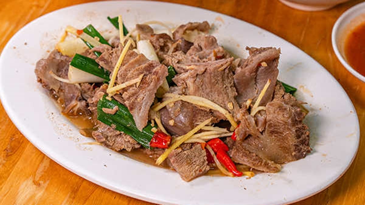 「炒半筋半肉」肉質軟嫩帶點Q感，微酸帶辣的醬汁很唰嘴。（圖片來源：虎麗笑嗨嗨）