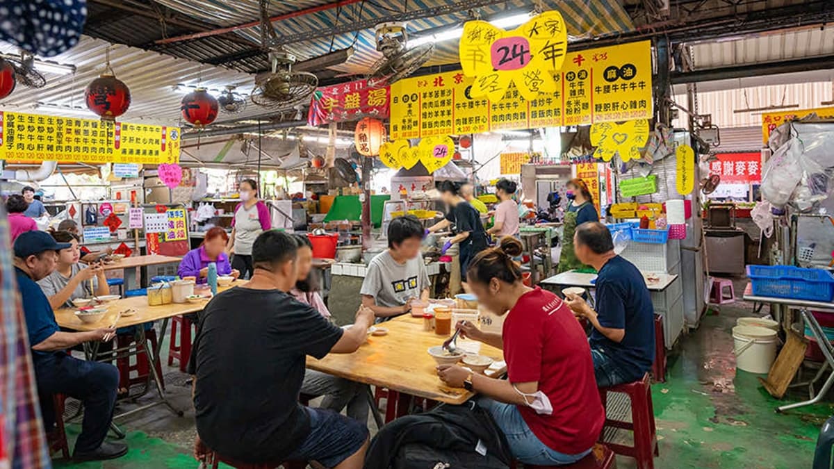 店裡專賣牛肉湯、牛雜湯、熱炒、麻油料理。（圖片來源：虎麗笑嗨嗨）