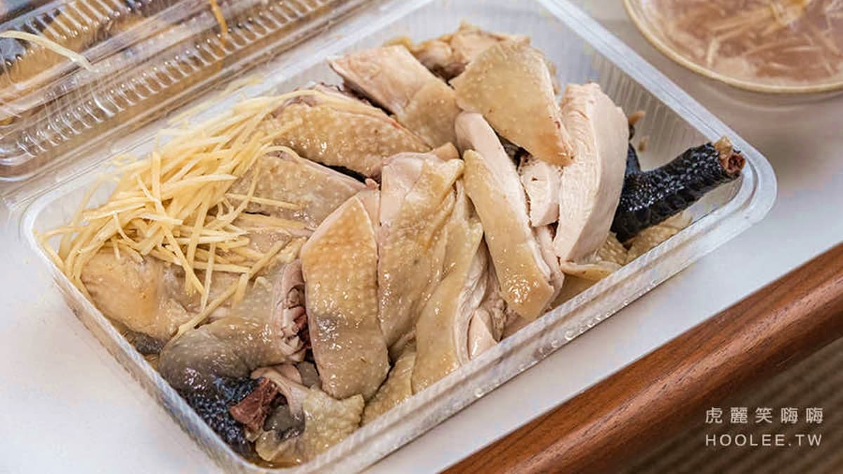 招牌必吃的「鹽水雞」厚實鮮嫩，淋上高湯增添鹹香味更香醇。（圖片來源：虎麗笑嗨嗨）