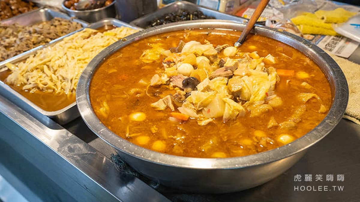 有滿滿配料的「什菜」也很受歡迎，能吃到豬皮、豬腳、白蘿蔔、高麗菜、丸子等。（圖片來源：虎麗笑嗨嗨）
