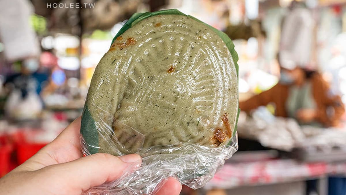 「草仔粿」口感軟Q，炒香的餡料鹹甜清香。。（圖片來源：虎麗笑嗨嗨）